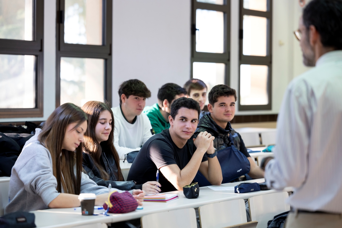 Visita del CAE para la acreditación de dos titulaciones oficiales de la Facultad de Derecho y Empresa